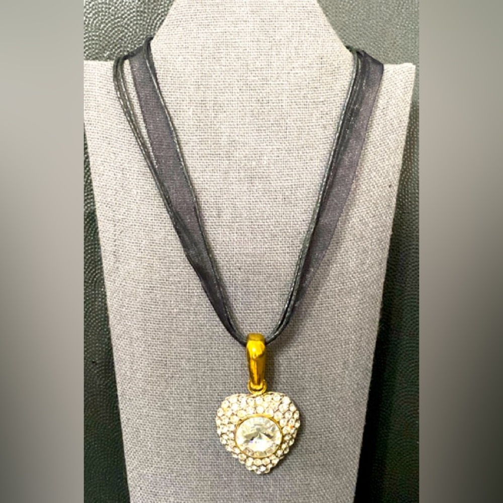 Vintage gold tone heart pendant with rhinestones necklace